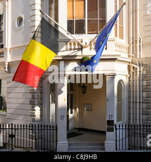 Ue e Belgio bandiera nazionale battenti fuori dall'ingresso all'Ambasciata belga in un edificio elencato nella Grosvenor Crescent Belgravia Londra Inghilterra REGNO UNITO Foto Stock