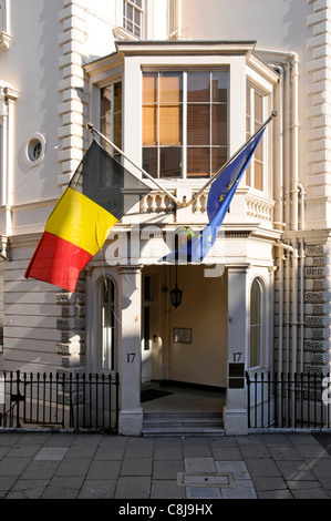 Ue e Belgio bandiera nazionale battenti fuori dall'ingresso all'Ambasciata belga in un edificio elencato nella Grosvenor Crescent Belgravia Londra Inghilterra REGNO UNITO Foto Stock