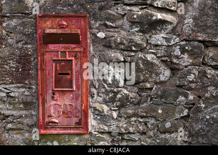 Britannico rosso nella cassetta postale di vecchio [muro di pietra], 'Lake District', Cumbria, England, Regno Unito Foto Stock