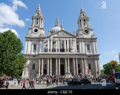 La parte anteriore della Cattedrale di San Paolo a Londra, Regno Unito. Foto Stock