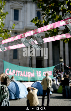 Anti-capitalista manifestanti camp al di fuori di san Paolo nella cattedrale di Londra Foto Stock