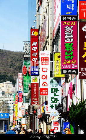 Una tipica strada a Busan, in Corea del Sud. Foto Stock