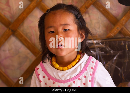 Giovane ragazza mongola nella famiglia ger in Mongolia. Foto Stock