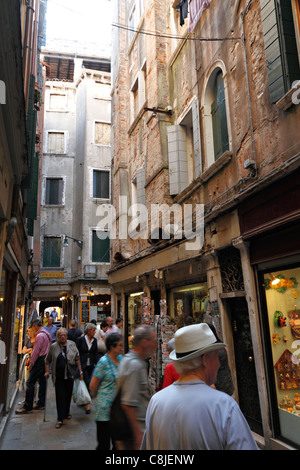 Gli amanti dello shopping e ai turisti in una strada stretta, Venezia Italia Foto Stock