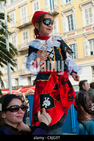 Nizza, Francia, famiglie con bambini in costume, divertimento annuale Carnevale costumi per bambini eventi in strada, giovane ragazza francese adolescente Foto Stock