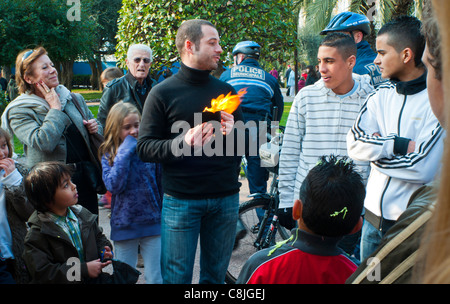 Nizza, Francia, bambini e ragazzi a guardare il mago eseguire nel parco della città durante il carnevale annuale eventi Foto Stock