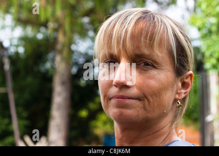 Ritratto di rilassata donna di mezza età. Foto Stock