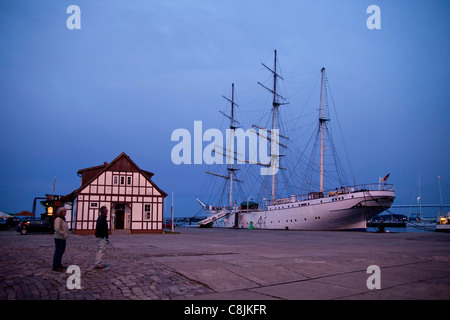 Ora blu presso il porto e la tre-mast barque Gorch Fock 1 in Stralsund, Meclenburgo-Pomerania Occidentale, Germania Foto Stock