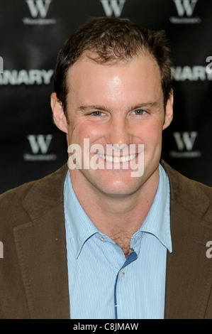 Andrew Strauss segni copie della sua autobiografia "tempi di testing' a Canary Wharf, Londra, 29 ottobre 2009. Foto Stock