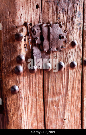 Intagliato originale e costellata di oliva porta di legno al rock-conci di chiesa Gabriel-Rufael Bet in Lalibela, l'Etiopia settentrionale, Africa. Foto Stock