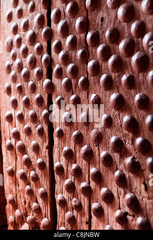 Intagliato originale e costellata di oliva porta di legno al rock-conci di chiesa Gabriel-Rufael Bet in Lalibela, l'Etiopia settentrionale, Africa. Foto Stock