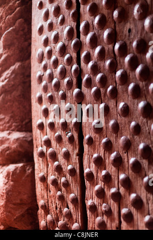 Intagliato originale e costellata di oliva porta di legno al rock-conci di chiesa Gabriel-Rufael Bet in Lalibela, l'Etiopia settentrionale, Africa. Foto Stock