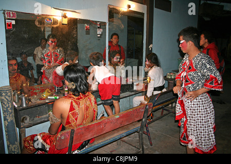 Gli artisti interpreti o esecutori di danza Backstage prima di una produzione degli Indù Epic "Ramayana' Foto Stock