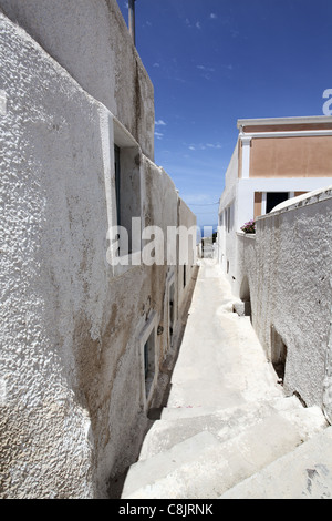 Strada stretta del villaggio di Oia - Santorini Island, Grecia Foto Stock