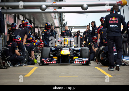 Red Bull meccanica pratica pit stop davanti a British Formula One Grand Pix Foto Stock