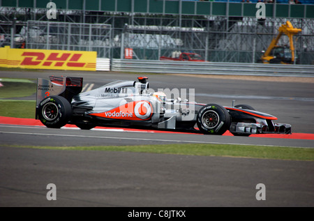 Lewis Hamilton guida la sua MP4-26 Vodafone McLaren monoposto di Formula 1, a Silverstone 2011 Foto Stock