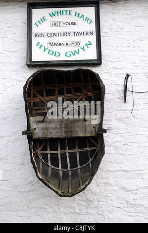 Coracle sulla parete esterna del XVI secolo White Hart Inn Cenarth Carmarthenshire Galles Cymru REGNO UNITO GB Foto Stock