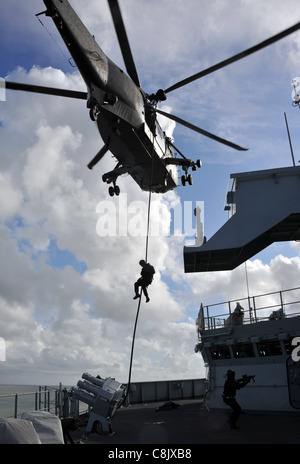 Royal Navy e Royal Marines anti-pirateria formazione Foto Stock