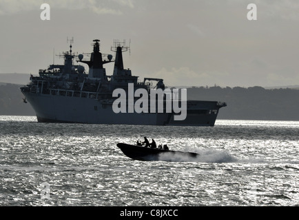 HMS baluardo (L15) Albion-classe piattaforma di atterraggio dock, il britannico della nuova classe di assalto anfibio nave da guerra Foto Stock