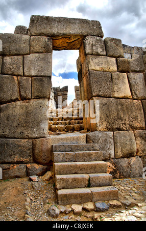 Cancello Perù inca di pietra antica parete sacsayhuaman america storia di cusco travel landmark cuzco Ande peruviane rovine Inca Empire sac Foto Stock