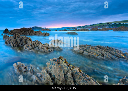 Sponde rocciose di Bantham al crepuscolo, Bantham, South Devon, Inghilterra, Regno Unito, Europa Foto Stock