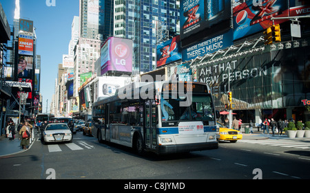 Un NYC Transit Bus su Broadway in Times Square a New York Martedì, Ottobre 25, 2011, 2011. (© Richard B. Levine) Foto Stock