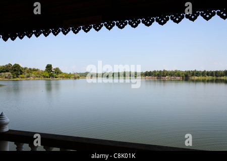 Vista di Huay Tueng Tao lago nel nord della Thailandia dal pavilion compresi ringhiera e bordi sul tetto Foto Stock