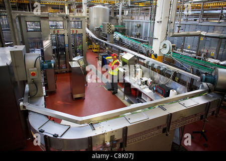 Lavoratore in fabbrica di Coca Cola Foto Stock