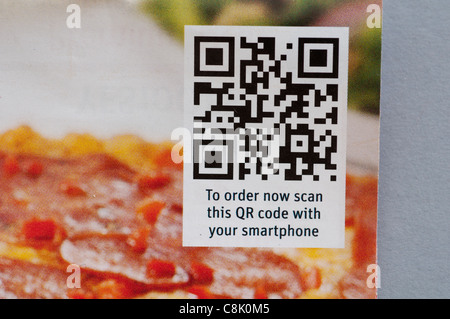 Codice QR su un Domino's Pizza foglio illustrativo Foto Stock