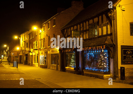 Negozi a Henley Street di notte, Stratford-upon-Avon, England, Regno Unito Foto Stock