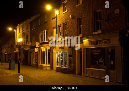 Negozi a Henley Street di notte, Stratford-upon-Avon, England, Regno Unito Foto Stock