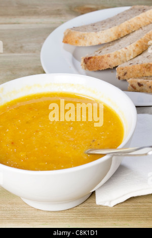 Piccante zuppa di lenticchie con pane Foto Stock