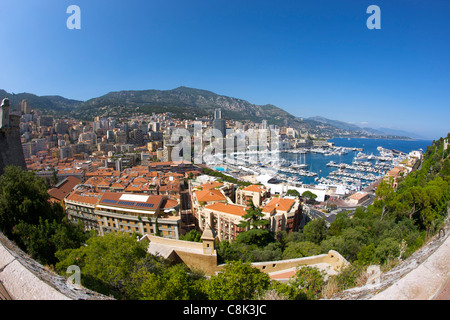 Vista del Porto Ercole e la città e il Principato di Monaco sulla Riviera Francese lungo la costa mediterranea. Foto Stock