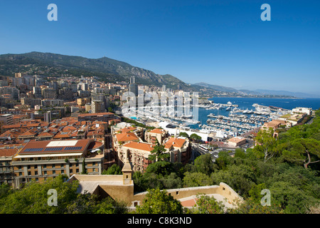 Vista del Porto Ercole e la città e il Principato di Monaco sulla Riviera Francese lungo la costa mediterranea. Foto Stock