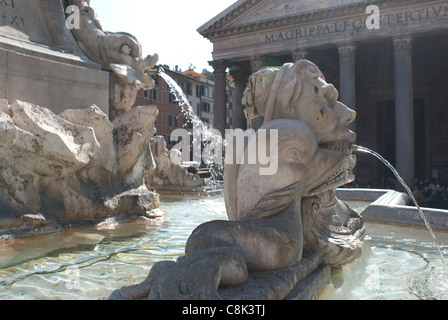 Roma. Vista del Pantheon e della fontana di fronte al monumento Foto Stock