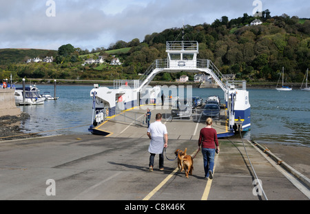 Il superiore di un traghetto roro veicolo passeggeri il traghetto che attraversa il fiume Dart a Dartmouth South Devon England Regno Unito Foto Stock