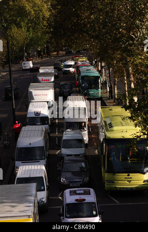 Coda di traffico lungo gli argini del fiume Tamigi, a Londra, durante la mattina ora di punta Foto Stock