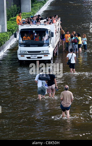 Thai i rifugiati ottenere sul carrello di overload durante l'alluvione, Don Mueang dall'Aeroporto Internazionale di Bangkok, Tailandia. © Kraig Lieb / Alamy Foto Stock