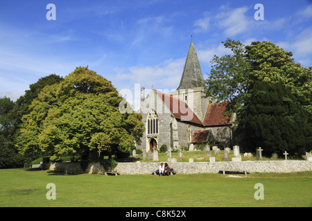 St Andrews Chiesa che si affaccia sul verde villaggio a Alfriston, East Sussex, Inghilterra. Foto Stock