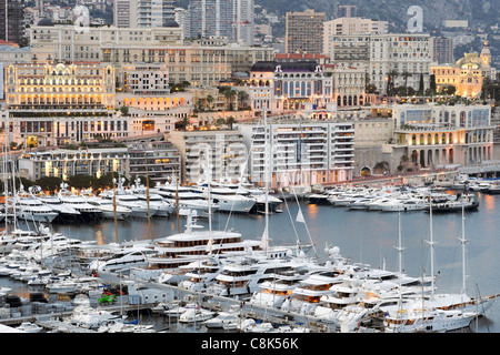 Yacht e Barche a vela a Port Hercule nel Principato di Monaco sulla Riviera Francese (costa mediterranea). Foto Stock