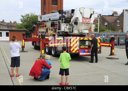 Bambini Watch Come un motore fire dimostra la funzionalità su una visita a Eastbourne la stazione dei vigili del fuoco, East Sussex, Inghilterra. Foto Stock