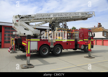 Un motore fire dimostra le sue capacità a Eastbourne la stazione dei vigili del fuoco, East Sussex, Inghilterra Foto Stock