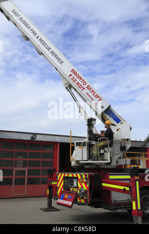 Un vigile del fuoco opera l'ALP (antenna della piattaforma scala) in una dimostrazione e esercitazione a Eastbourne, East Sussex, Inghilterra Foto Stock