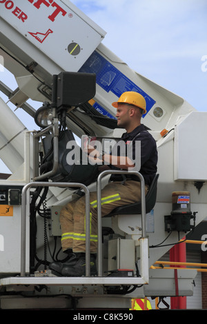 Un vigile del fuoco opera l'ALP (antenna della piattaforma scala) in una dimostrazione e esercitazione a Eastbourne, East Sussex, Inghilterra Foto Stock