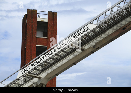 Un vigile del fuoco opera l'ALP (antenna della piattaforma scala) in una dimostrazione e esercitazione a Eastbourne, East Sussex, Inghilterra Foto Stock