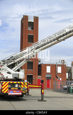 Un motore fire dimostra le sue capacità a Eastbourne la stazione dei vigili del fuoco, East Sussex, Inghilterra Foto Stock