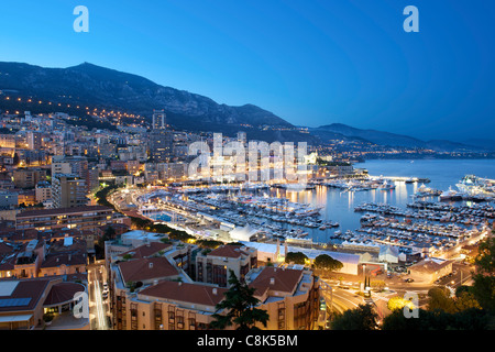 Vista del tramonto di Porto Ercole e la città e il Principato di Monaco sulla Riviera Francese lungo la costa mediterranea. Foto Stock