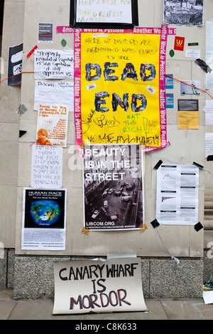 Anti-capitalista manifesti di protesta al di fuori dalla cattedrale di St Paul, Londra, ottobre 2011. Foto Stock