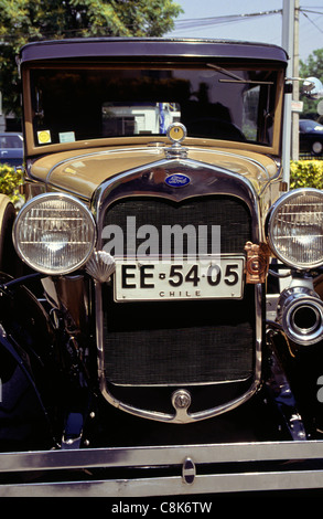 Santiago del Cile. Vintage modello una Ford auto con il Cile numero di targa. Foto Stock