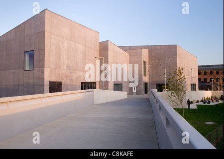 Vista lungo il ponte pedonale fino al museo d'arte e scultura della Hepworth Gallery (esterno in cemento illuminato dal sole sotto il cielo blu) - Wakefield, West Yorkshire, Inghilterra, Regno Unito. Foto Stock